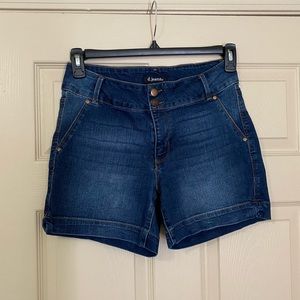 CLEAN OUT SALE: Stretchy denim shorts